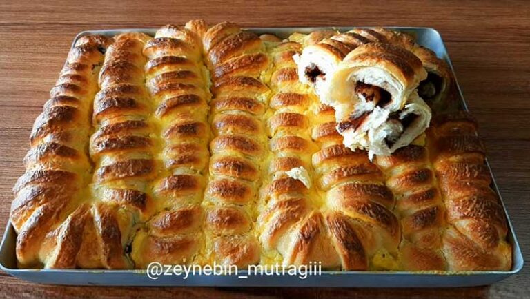 Bol Çikolatalı Özel Sosunda Pişen İkramlık Çörek Tarifi