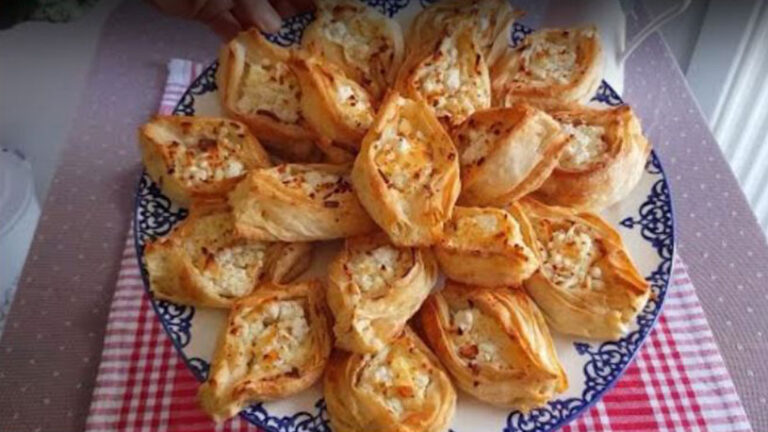 Karnıyarık Böreği Hem Pratik Hem Görsel İkramlık Tarifi