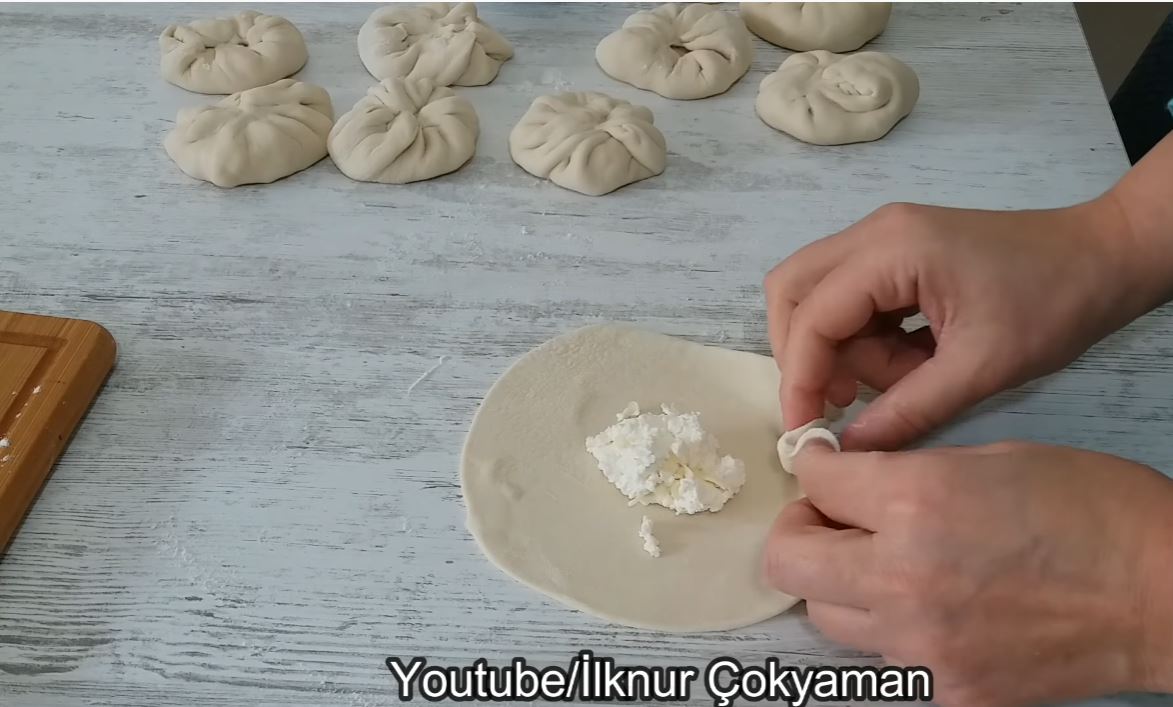 Çay Yanına 3 Malzemeden Börek Tarifi 2