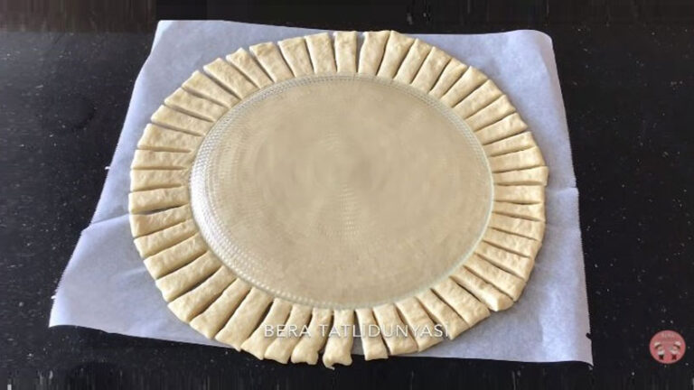 Bol Lezzetli Kaşarlı Sucuklu Tepsi Çöreği İkramlık Tarifi