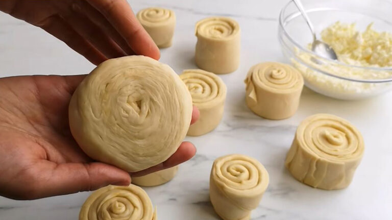 Merakla Beklenen Kat Kat İçli Poğaça Tarifi