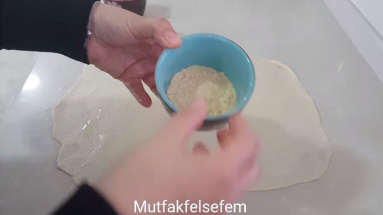 Altı Kat Birden Ayrılan Mısır Unlu İkramlık Tarifi