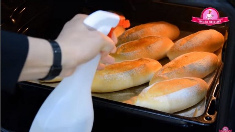 Pişerken Su Serpilen En Çıtır Ekmek Tarifi