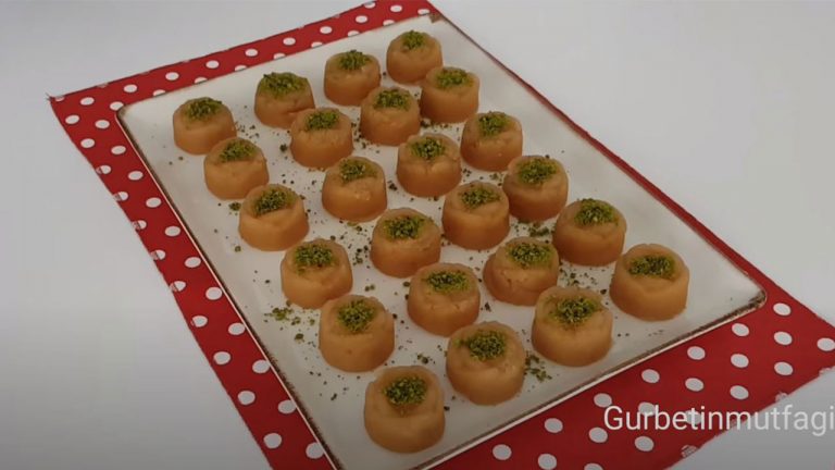 Yöntemi Sayesinde Asla Kıvamı Şaşmayan İkramlık Helva Tarifi