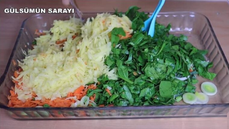 4 Kaşık Undan Koca Tepsi Börek Tarifi 2