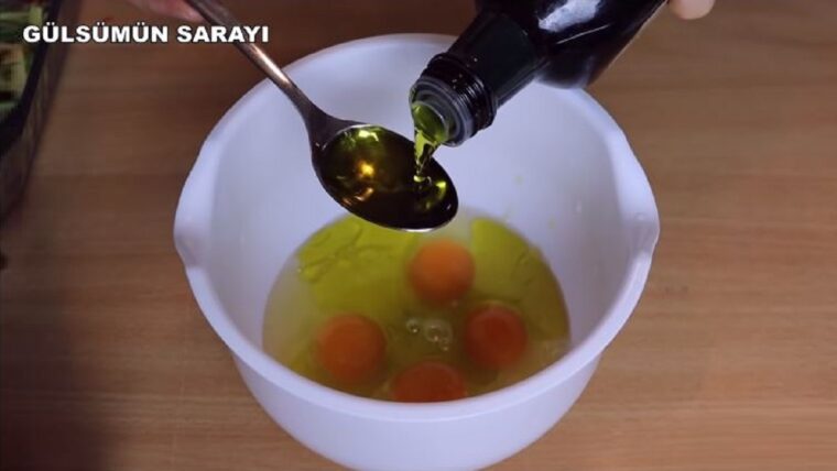 4 Kaşık Undan Koca Tepsi Börek Tarifi 3