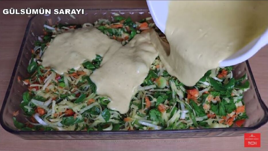 4 Kaşık Undan Koca Tepsi Börek Tarifi 4