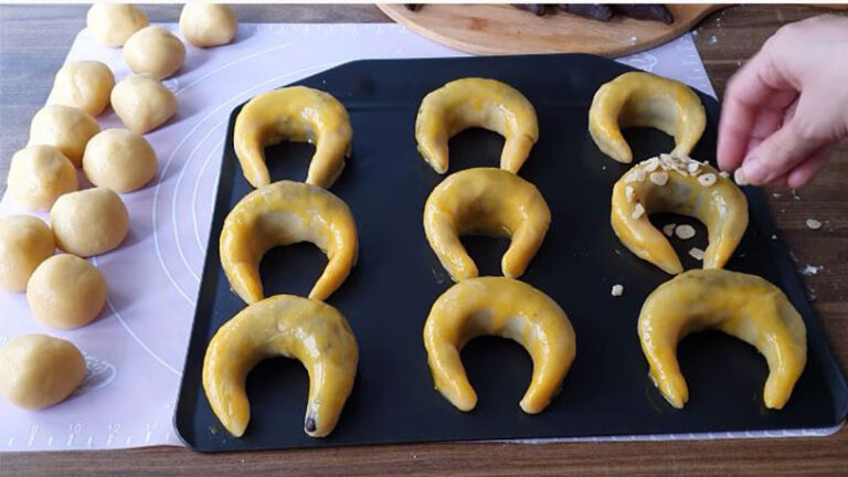 Bilinenden Farklı İkramlık Ay Çöreği tarifi