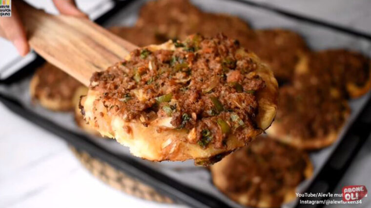 Çiğ İç Malzemeden Çaya Çok Yakışan Mini Pide Tarifi 4