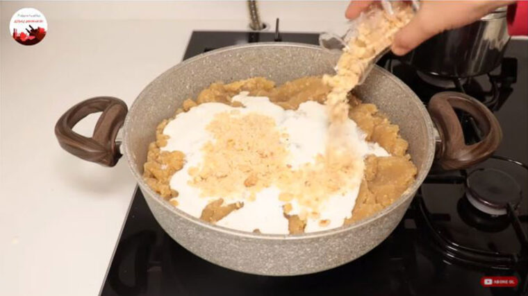 Bilinenden Farklı Un Helvası Tarifi 1