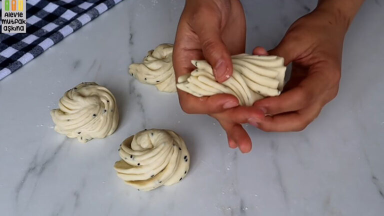 Rulet İle Çörek Otlu Şekli Şahane İkramlık Tarifi
