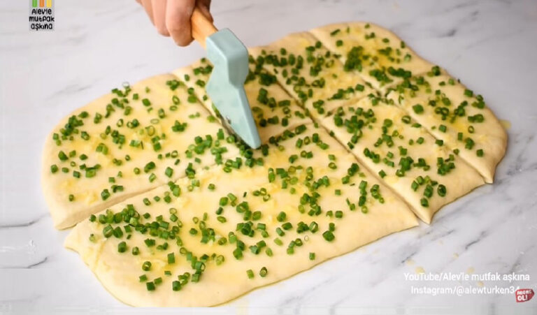 Çaya Kahvaltıya Yeşil Soğanlı İkramlık Tarifi