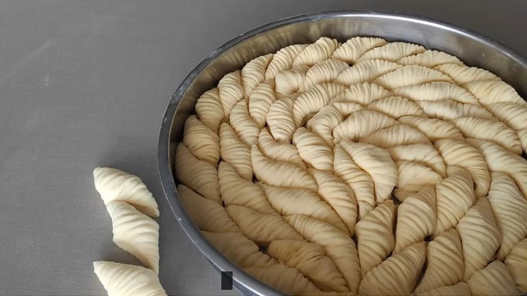 Baklava Diye Konuşulan Şaşırtan Tatlı Tarifi