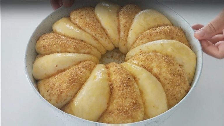 Tepsilerden Taşan Şekilli Yumuşacık İkramlık Tepsi Poğaçası Tarifi