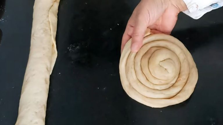 Çıtırtısı Dışardan Duyulan Çerez Gibi Tahinli İkramlık Çörek Tarifi