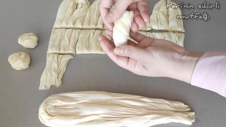 Çay Saatlerinde Çok Sorulan Kıymalı İkramlık Ay Çöreği Tarifi