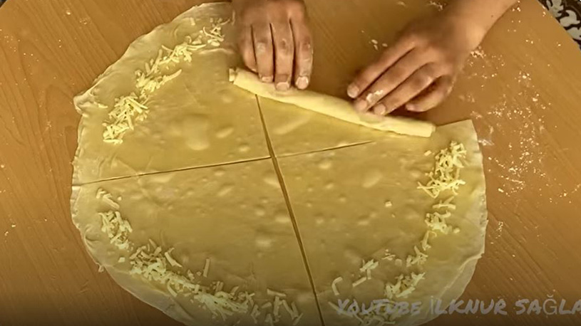 Börek Tadında Tepsiden Taşan Açma Tarifi 1