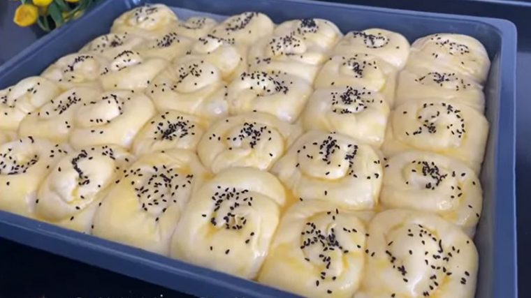 Börek Tadında Tepsiden Taşan Açma Tarifi 2