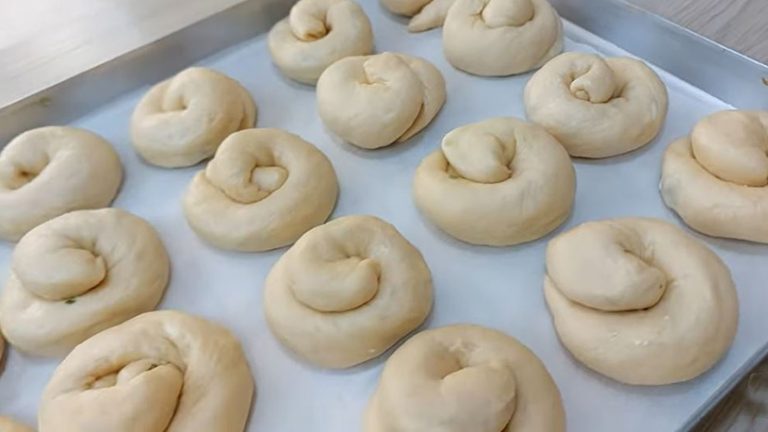 Yarım Bardak Yağdan Tepsi Dolusu İkramlık Poğaça Tarifi