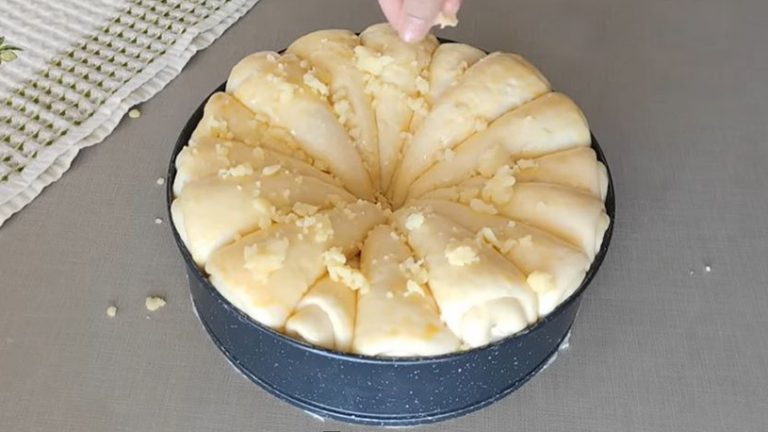 Kalıplara Sığmayan Yumuşacık İkramlık Poğaça Tarifi