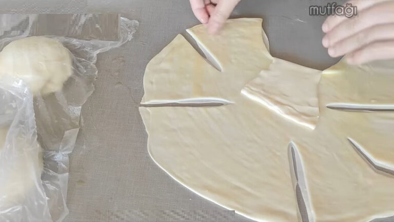 İnanılmaz Farklı Katlanan Hamur İşinde Zirve İkramlık Tarifi