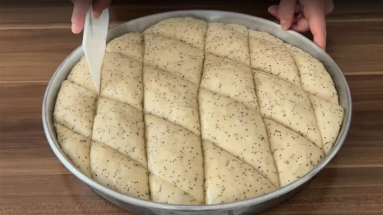 Tepsilere Sığmayan Haşhaşlı Tepsi Poğaçası Tarifi