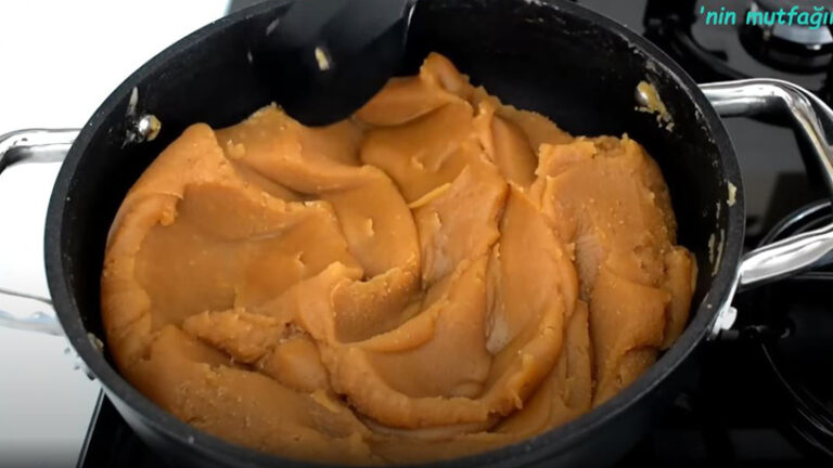 Altın Sarısı Ağızda Eriyen Helva Tarifi