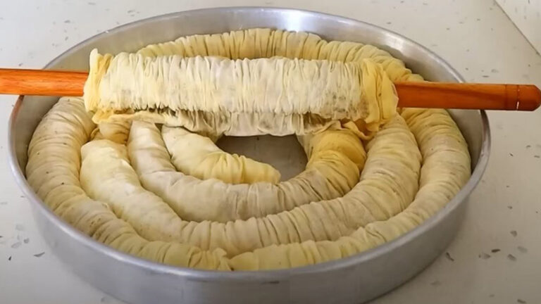 Kaynar Su İle Hamuru Yoğurulan Çıtırtısı Duyulan Baklava Tarifi