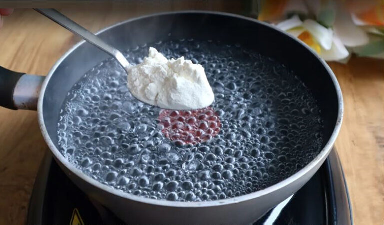 Kaynar Suya Eklenen Undan Yapılan Farklı İkramlık Tarifi