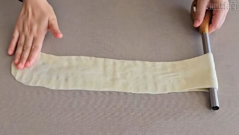 Kaşık Arkasında Açılan Hayran Bırakan İkramlık Çörek Tarifi