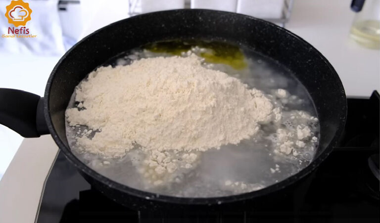 Kaynayan Suya Un Ekleyerek Hazırlanan İkramlık Tarifi
