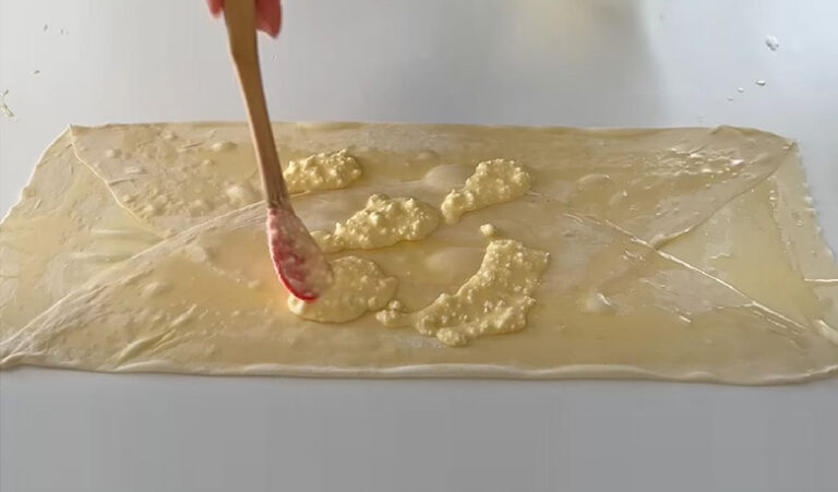 Yarım Asırlık Yöntemle İkramlık Anne Gözlemesi Tarifi