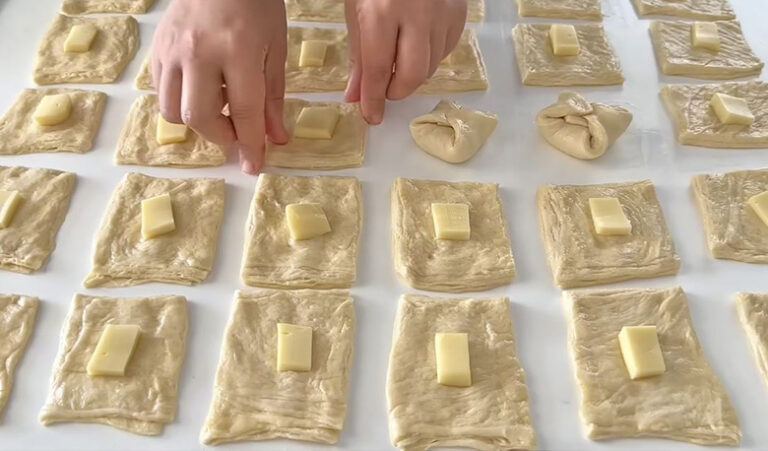 Çayın Olduğu Her Sofraya İkramlık Çörek Tarifi