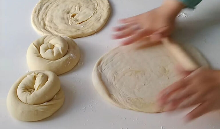 Dondurucuların Dolduğu Pratik Pof Pof İkramlık Yağlı Ekmek Tarifi