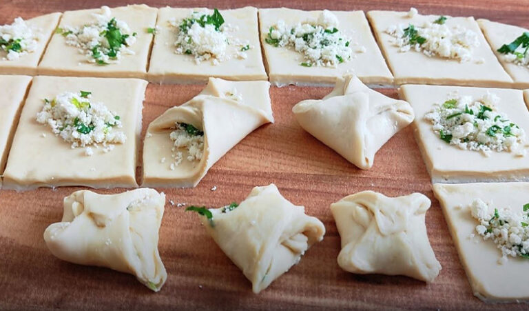 Hızlı Ve Pratik Hazır Gibi İkramlık Ev Böreği Tarifi