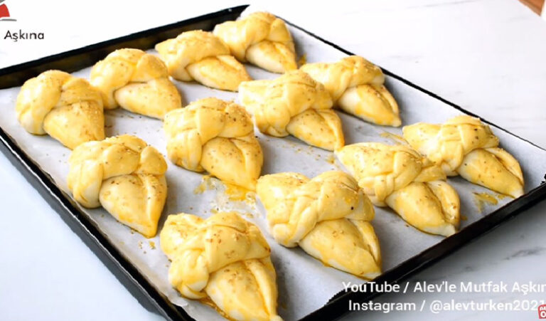 Şekli Benzersiz Fırından Çıktığı An Biten İkramlık Poğaça Tarifi